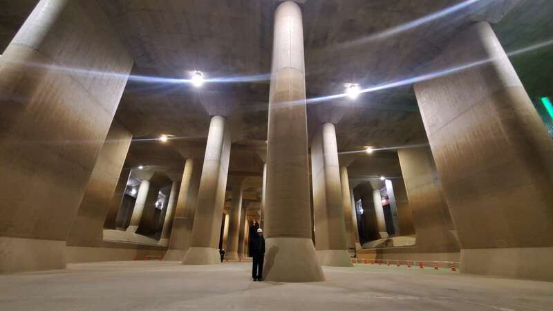 【千葉県内発】 春日部が世界に誇る巨大地下神殿！潜入！首都圏外郭放水路見学～ガイド付地下神殿コース～『草加せんべいの庭』煎餅手焼き体験　日帰り1