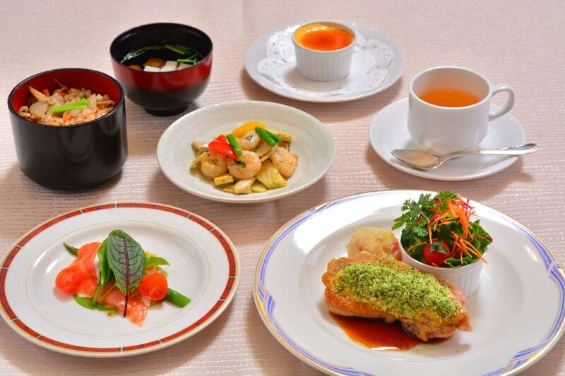 【茨城県内発】 福島さくらんぼ狩り園内食べ放題とホテルリステル猪苗代「ハーブコースランチ」♪　浮かぶ傘の花 幻想的なアンブレラスカイ＆ラベンダー畑「猪苗代ハーブ園」 日帰り2