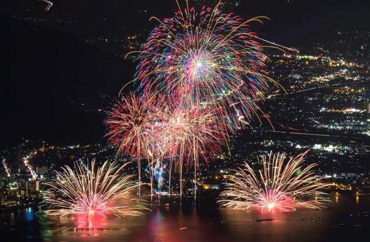 [西梅田発]≪湖畔から花火を鑑賞！≫打ち上げ数日本最大級「諏訪湖祭 湖上花火大会」日帰りバスツアー(商連特別桟敷席付プラン)2