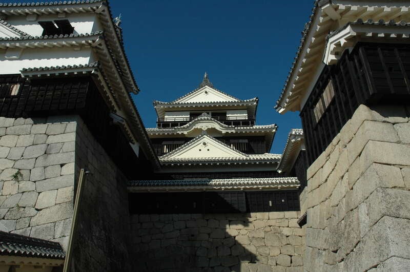 【山梨県内発】 バスガイド同行！四国４県見どころ周遊８景　名湯「道後温泉」宿泊と四万十川・鳴門・祖谷・大歩危・桂浜・こんぴらさん・松山城本丸広場３日間2