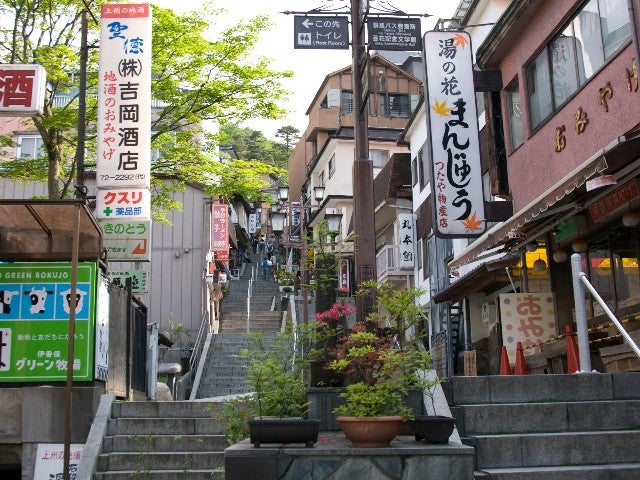 ■【群馬】カニ食べいこう！これでもか！カニ尽くし食べ放題＆シャインマスカット狩り＆爽やかな天然ミストに包まれる「吹割の滝」＆伊香保温泉石段街を散策で大満足♪3
