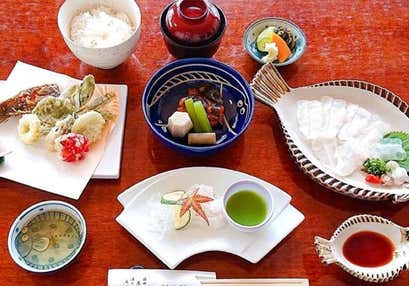 《ダブルシートプラン》日出城下かれい料理と暘谷城址散策とるるパークの花景色