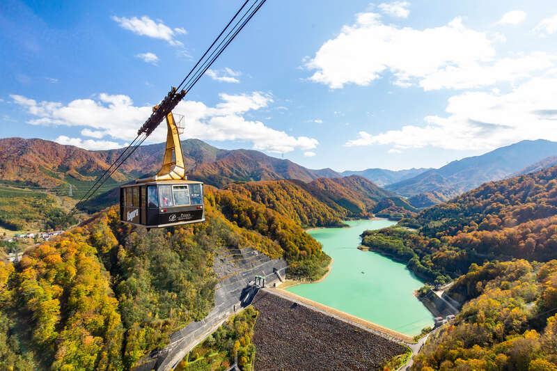 【山形県内発】 錦秋の苗場ドラゴンドラ絶景空中散歩・ 秘境の奥只見湖遊覧船と 苗場温泉（2日間）2