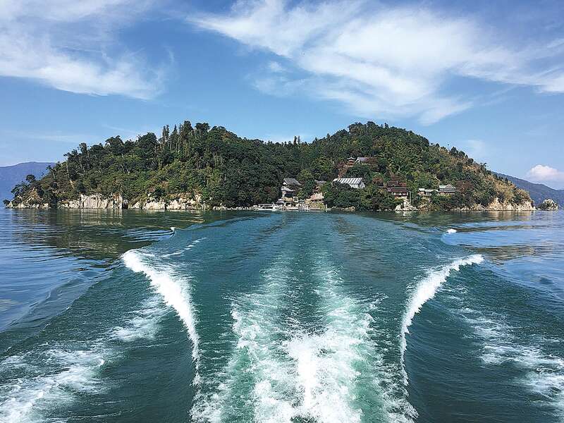 【和歌山駅東口発】 びわ湖に浮かぶ神秘の島「竹生島」と近江牛すき焼き膳　日帰り1