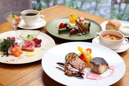 【徳山・防府発】老舗ラグジュアリーホテル「グランドハイアット福岡」で味わう贅沢ランチと初夏の彩り花めぐり　日帰り