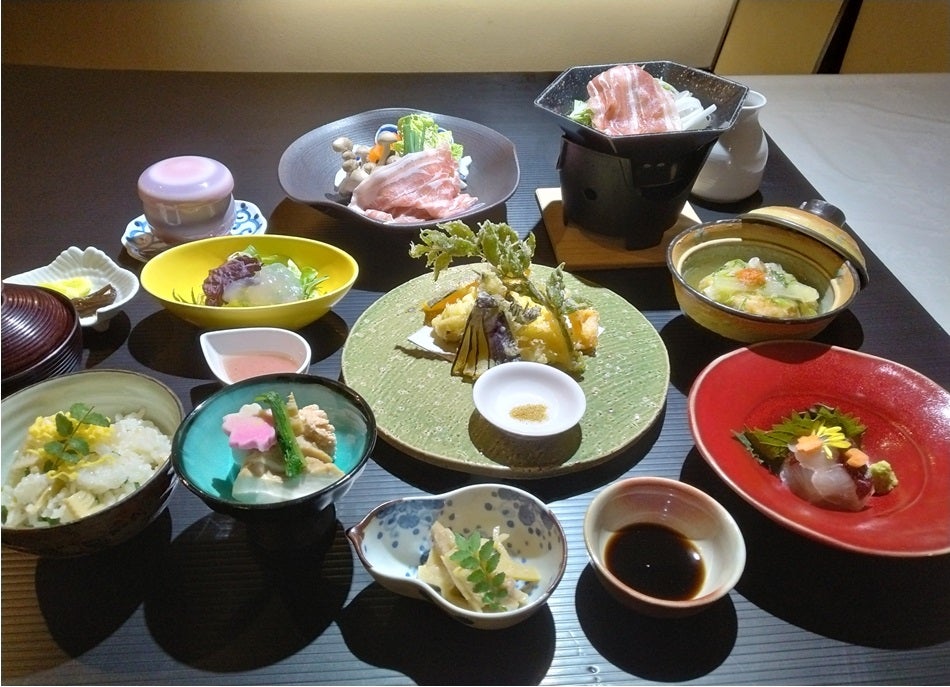 【B：博多発】 ゆったりシートバスで行く！創作料理専門店のマスターおまかせコースと季節の花めぐり　日帰り1