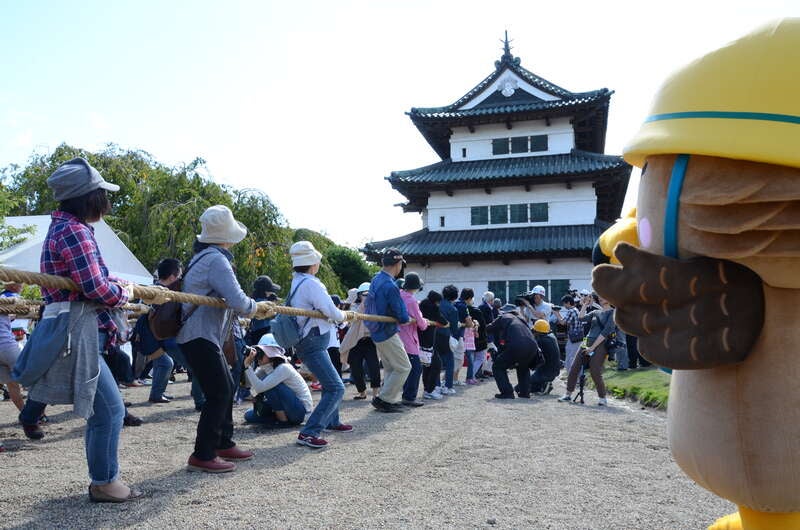 【秋田市内～井川さくら発】 弘前城天守曳戻しと大間のマグロと青森サーモンの海鮮丼の昼食　日帰り2