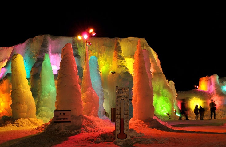 支笏湖の湖水で作られた透明度の高い氷像は神秘的！夜の支笏湖氷濤まつり 日帰りバスツアー【全日程★催行決定】3
