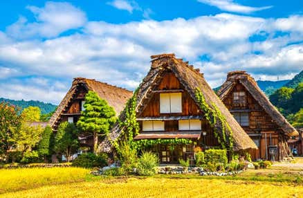 [名古屋発]日本の古い町並みがの多く残る高山とユネスコ世界遺産登録の白川郷へお立ち寄り 昼食は飛騨牛を豪快にドーン！アツアツの陶板で焼き上げる「飛騨牛焼肉ランチ」をご用意！歴史的文化探訪の日帰りツアー(英語ガイド付)