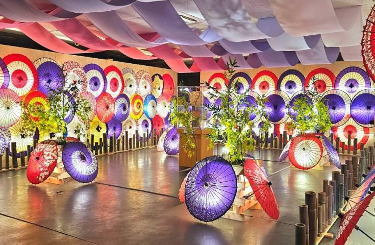 [名古屋発]関西最大級！光の祭典「ローザンHIKARIUM」と創作近江牛鉄板焼フルコース！おちょぼ稲荷や黒壁スクエア散策や和傘物語鑑賞も！お土産３点までついた日帰りバスツアー！2