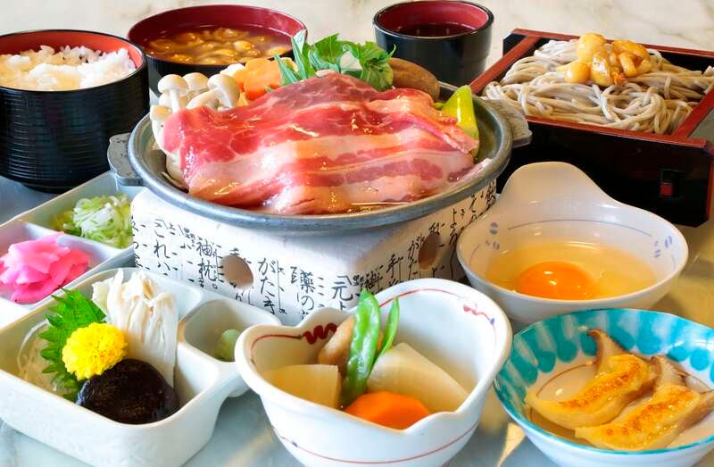 【栃木県内発】 特選牛のすき焼きランチ！SNSで話題のスポットも！ お米２㎏＋紅ズワイガニ1杯付！ よみうり大創業祭ミステリーツアー1