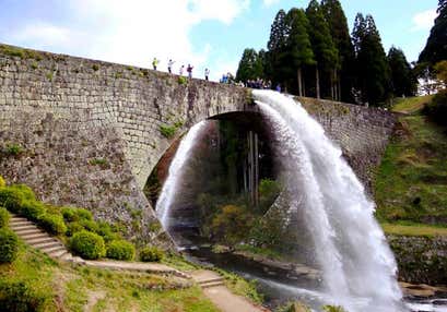 国宝通潤橋の放水観賞と五老ヶ滝の紅葉と日本酒蔵でいただく旬の和御膳