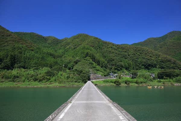 【岡山発着】奇跡の清流、仁淀ブルー 中津渓谷散策と創業大正二年の老舗うなぎ専門店『大正軒』で食べる絶品うな重2