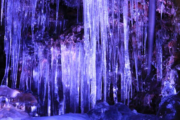 『夏の３つの涼景と爽快！標高約2300ｍへ富士スバルラインドライブ　雲上の別天地！富士山五合目・氷の絶景 鳴沢氷穴』【新都心　出発】2