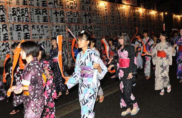 [東京/新宿発]≪リーズナブルプラン(観覧席なし)≫世界最大級の四尺玉花火、片貝まつりの奉納煙火で厄祓い！到着から打ち上げ開始まで、参道に並ぶ露店を自由に散策！夏を最後まで楽しみつくすバスツアー！2