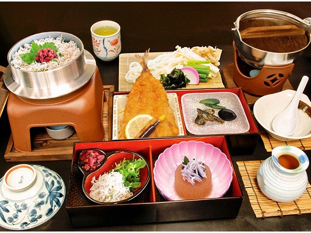 ■【静岡】＜ガイド付！＞富士サファリパークでスタッフと一緒にサファリゾーンを巡る特別なツアー♪いちご狩り食べ放題＆伊豆御膳の昼食付3