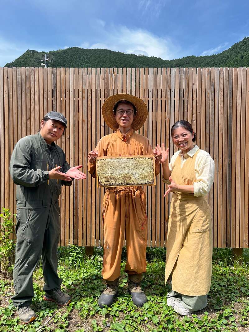 【出雲・松江・米子発】糖度12度以上の農園で完熟いちご狩り食べ放題とはちみつ採取体験　日帰り2