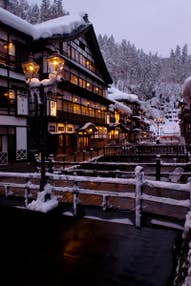 【仙台エリア発】 雪化粧のノスタルジックな銀山温泉とこたつ舟で楽しむ最上川舟下り（日帰り）