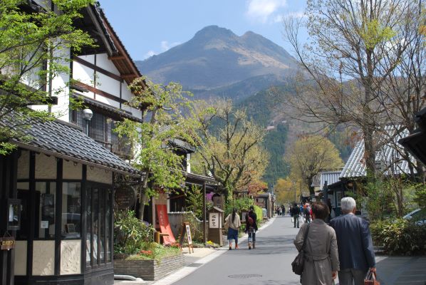 ゆふいん山水館 贅沢丼バイキングと湯布院散策　日帰りバスツアー🚌1