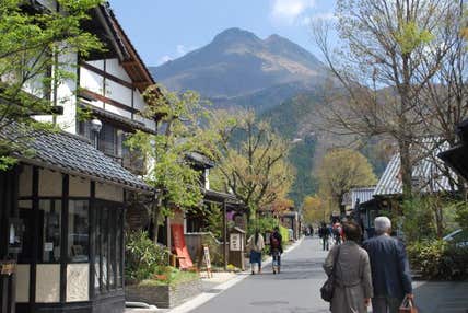 ゆふいん山水館 贅沢丼バイキングと湯布院散策 日帰りバスツアー🚌