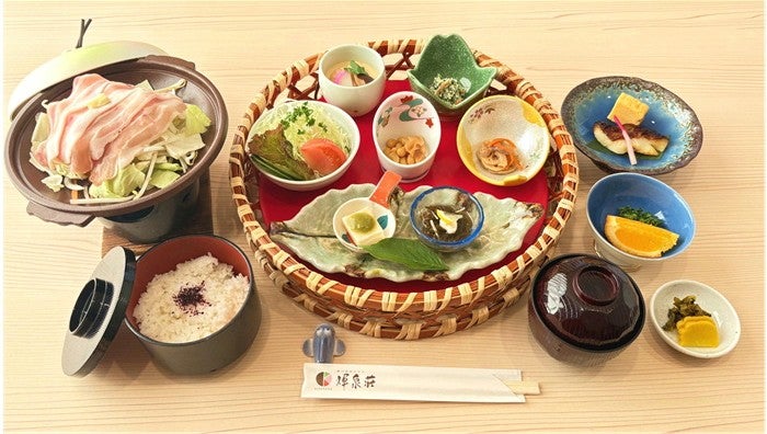 【博多発】2日間限定の一般開放！谷川梅林観梅会＆幻想的な竹灯りのトンネルと柳川・八女２つのひなめぐり　日帰り3