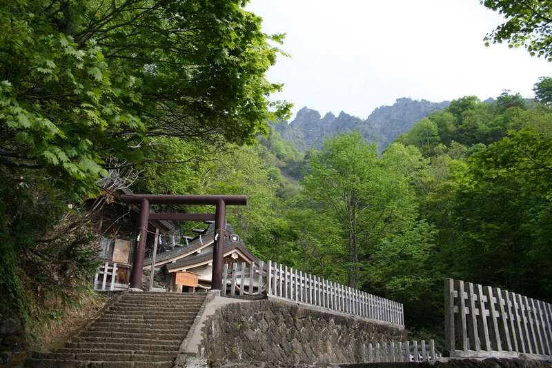 【東京駅・上野駅・大宮駅発】 地元ガイド付で安心！神秘溢れる戸隠五社巡り（宝光社・火之御子社・中社・九頭龍社・奥社）と戸隠そばを食す旅　日帰り2