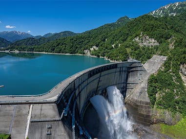 中部発　日帰り　迫力満点の観光放水　日本一の黒部ダムを専門ガイドとめぐる！