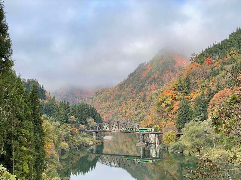 【山形県内発】 紅葉に染まる奥会津の秘境「霧幻峡の渡し」・裏磐梯「中津川渓谷」と 農家レストラン くうべえる 季節のスペシャルランチ（日帰り）1