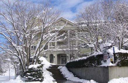 [東京/新宿発]【往復バスで行く】夜発 「苗場スプリングスホテル」 車中1泊現地1泊3日【滞在中リフト券付】！レンタルセット＆ウェア付【夕食・翌朝食付】