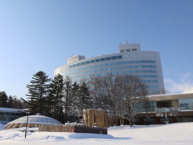 １～３月スペシャル【新千歳空港発着／バス＋宿泊パック】ゲレンデはホテル直結でスキーイン・スキーアウトが可能。新富良野プリンスホテル≪２食付・滞在中リフト券付≫４泊５日（4泊5日）1