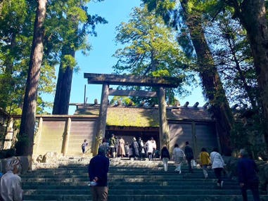 【新宿発】古来より伝わる正統参拝⛩️「二見興玉神社で身を清めてから巡る伊勢神宮（外宮・内宮両参り）」＆「月夜見宮・月讀宮・猿田彦神社」＆「おかげ横丁食べ歩き🍡」 開運・お伊勢参りフルコースツアー✨