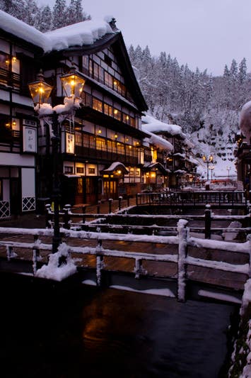 【仙台エリア発】 雪化粧のノスタルジックな銀山温泉とこたつ舟で楽しむ最上川舟下り（日帰り）