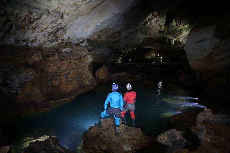 【羽田空港発】 《体験》秋芳洞非公開エリア・神秘的秋吉ブルーの地底湖探検天秋吉台の地形を学習と日本遺産「石見神楽」鑑賞・萩・津和野３日間2