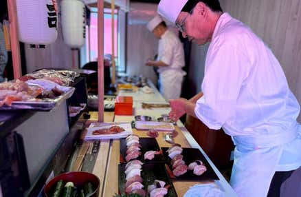 【早割30】[横浜発]江戸前ひと筋50年の寿司職人による、本マグロ等『にぎり鮨』食べ放題＆アルコール含むドリンク飲み放題!! 縁結び祈願『足利織姫神社』や『あしかがフラワーパーク』イルミネーション鑑賞で感動の日帰りバスツアー！