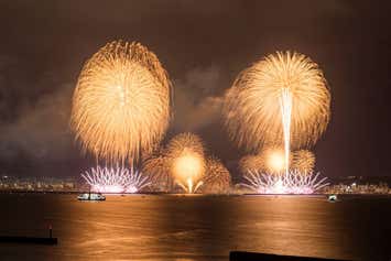 【福岡発(天神発）／添乗員同行／1泊2日】＜８月２９日(土)発限定＞かごしま錦江湾サマーナイト大花火大会【団体観覧席付き】九州最大級・約15,000発の花火が夏の夜空を彩ります■■翌日はゆっくり10時出発 北薩の旅を満喫■■　1