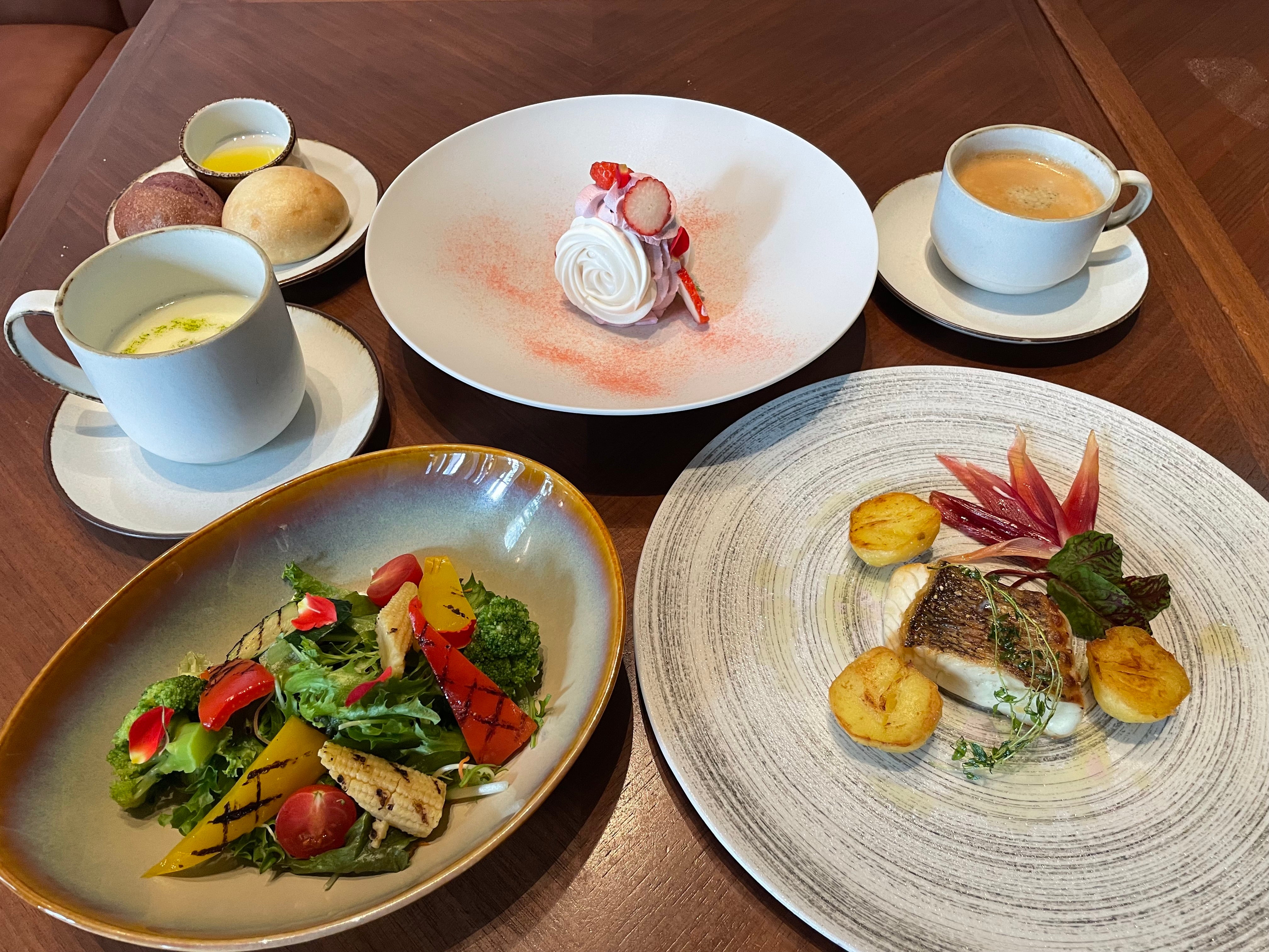 【福山発着】万博記念公園  約250品種約2,400株のバラが楽しめる　VOCO大阪セントラル　FOPツアーオリジナルバラをイメージしたランチ1