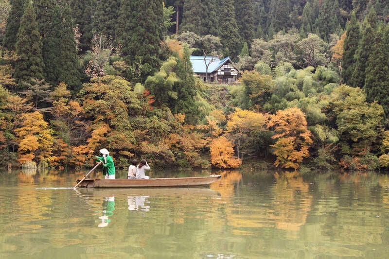 【山形県内発】 紅葉に染まる奥会津の秘境「霧幻峡の渡し」・裏磐梯「中津川渓谷」と 農家レストラン くうべえる 季節のスペシャルランチ（日帰り）2