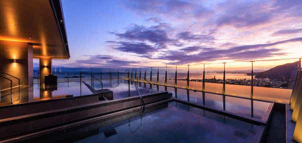 【函館空港発】 ３つの『５つ星の宿』(※)由布院温泉「ゆふいん山水館」・人吉温泉「あゆの里」・別府温泉「杉の井ホテル」で過ごす、温泉ゆっくり旅４日間