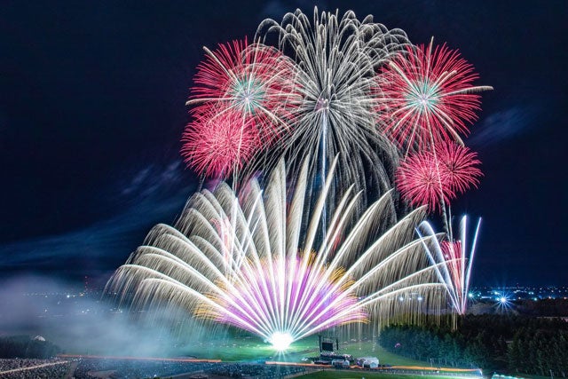★9/5(土)催行決定★【札幌市内発/芝席プラン】広大なモエレ沼公園を活かした壮大な芸術花火を堪能♪北海道芸術花火 日帰りバスツアー1