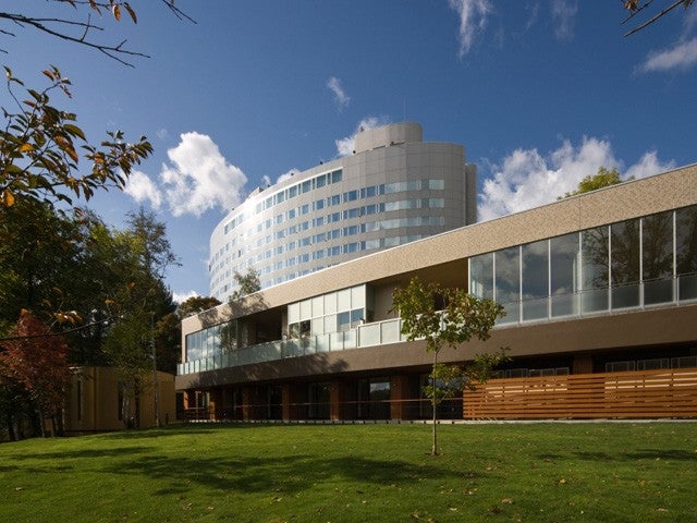 【値下げスペシャル】≪新千歳空港利用≫豊かな自然と雄大な山々に抱かれたグランドリゾートホテル！新富良野プリンスホテル指定3泊4日（レンタカー付）1