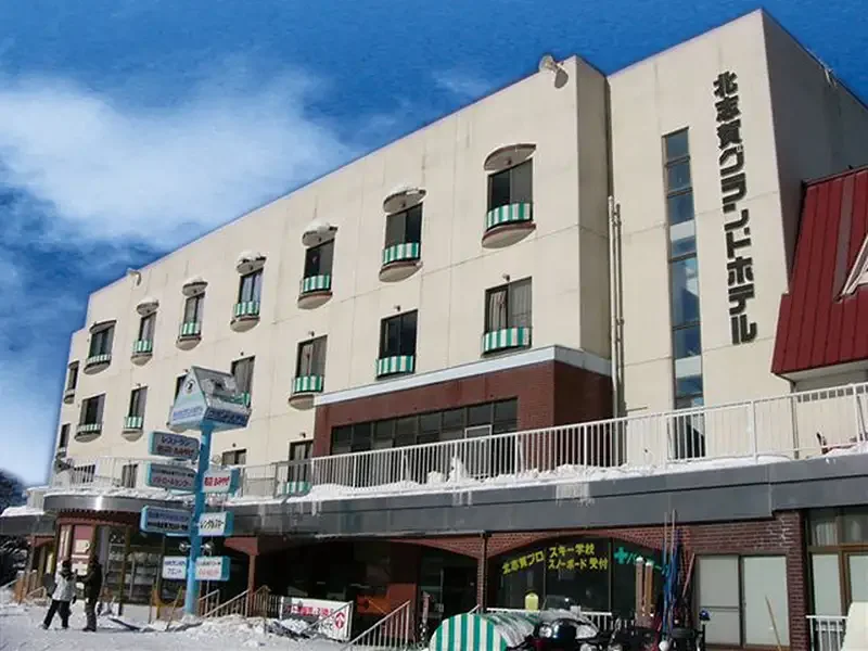 朝発バス／池袋発　北志賀グランドホテル本館　小丸山スキー場　選べるリフト券｜初心者も安心の緩斜面ゲレンデはホテル目の前！夕食バイキングでお腹もココロも大満足！1