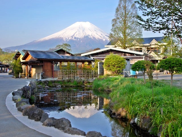 ■【山梨】やまなし満腹満足！-春編-！人気の「桔梗信玄餅詰め放題」と旬のいちご狩り♪神秘の湧水「忍野八海」散策も！3