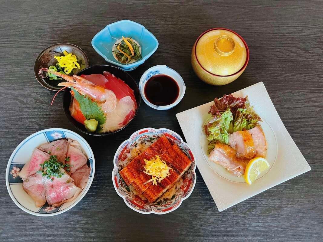 【直方・小竹・新飯塚・飯塚発】 旧鍋島家の別荘地　十可苑一般開放と青葉の日本庭園 環境芸術の森　佐賀牛・うなぎ・海鮮 ３色ミニ丼 　日帰り3