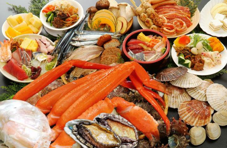 【早割30】[横浜・川崎発]☆こひつじまつり開催中☆ネモフィラも咲く丘でマザー牧場散策や仔羊とのふれあい、なんとズワイガニもアワビも食べ放題の海鮮浜焼き食べ放題!!いちご狩りも食べ放題で満腹満喫、房総日帰りバスツアー！3