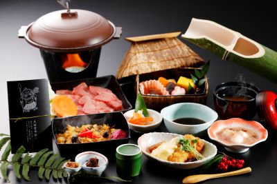 【バスハイク／博多・基山PA発着 添乗員同行 ＜2026.4月～6月発＞ パワースポットをめぐる幣立神宮と高千穂の旅 1万5千年の歴史をもつ御神木も。九州のおへそ「隠れ宮」幣立神宮へご案内！ 高千穂牛を陶板焼きで楽しむ昼食付♪3