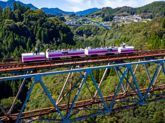 【日帰り／博多発着／添乗員同行】 神々の里 高千穂で感じる絶景旅！ 壮大な高千穂の景色を見渡す”高千穂あまてらす鉄道”に乗車 天孫降臨の地・神話の里 高千穂と神秘的な上色見熊野座神社2
