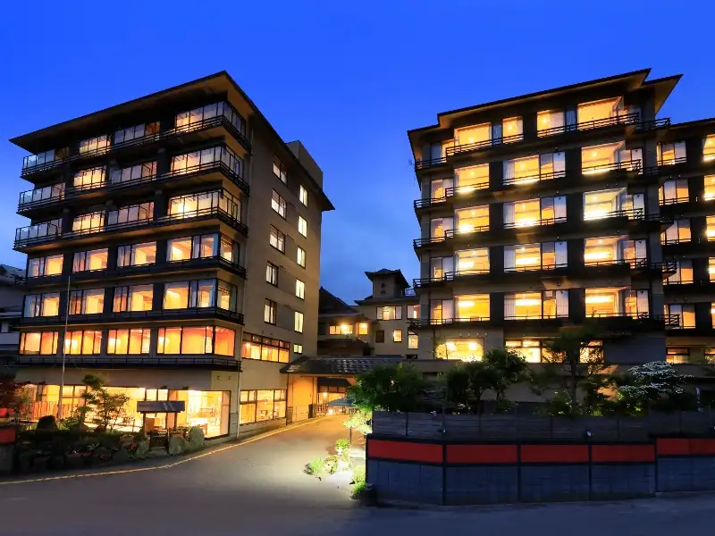 夜発バス／東京・横浜・お台場発　緑翠亭　景水　五竜＆47　選べるリフト券｜開放感あふれる庭園大浴場に露天風呂など様々な温泉をお楽しみいただけます！1