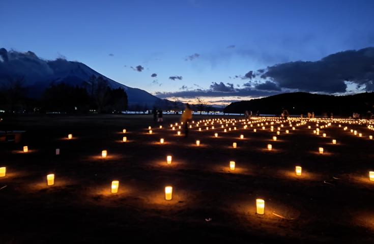 【横浜・町田発】なんと6,980円!!1日限りの冬の祭典♪大空を舞うスカイランタン®＆山中湖アイスキャンドルフェスティバル鑑賞！湖畔に映る『河口湖冬花火』鑑賞で美しい夜空を堪能、御殿場アウトレットで買い物や食事等、お手軽日帰りバスツアー！3