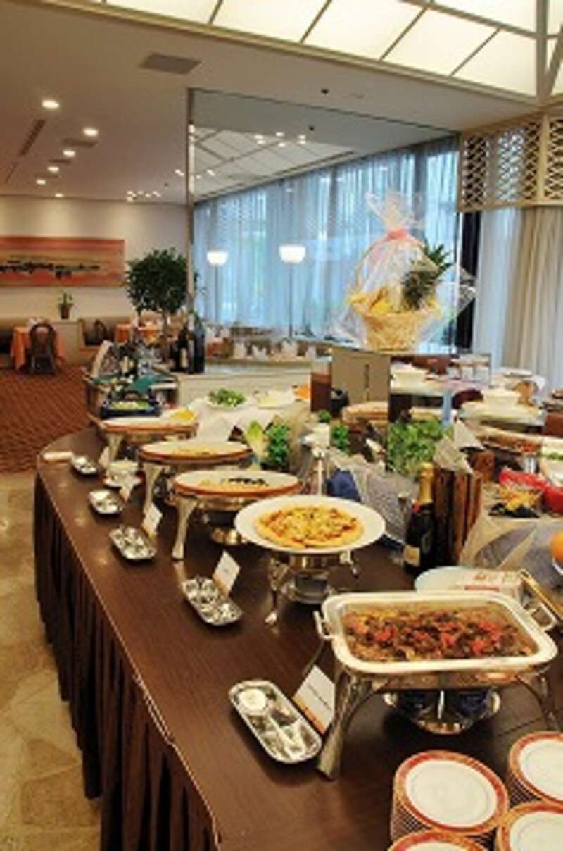 【富山県内発】 「香りのばらまつり」in国営越後丘陵公園 とホテルニューオータニ長岡の優雅にランチビュッフェ　日帰り3