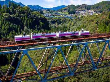 【日帰り／博多発着／添乗員同行】 神々の里 高千穂で感じる絶景旅！ 壮大な高千穂の景色を見渡す”高千穂あまてらす鉄道”に乗車 天孫降臨の地・神話の里 高千穂と神秘的な上色見熊野座神社